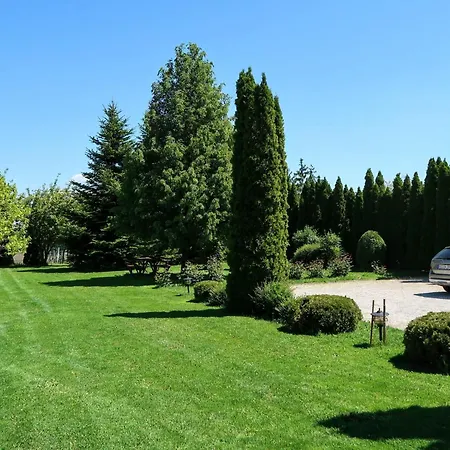 Bequem Eingerichtete Mit Grossem Garten By Interhome زلاكاروس