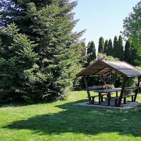Bequem Eingerichtete Mit Grossem Garten By Interhome شقة
